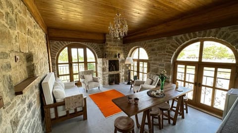 TV and multimedia, Living room, Seating area, Dining area