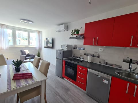 Kitchen or kitchenette, Living room, Seating area, Dining area