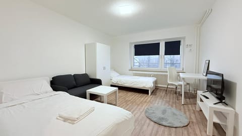 Bed, TV and multimedia, Living room, Photo of the whole room, Seating area, Bedroom, towels