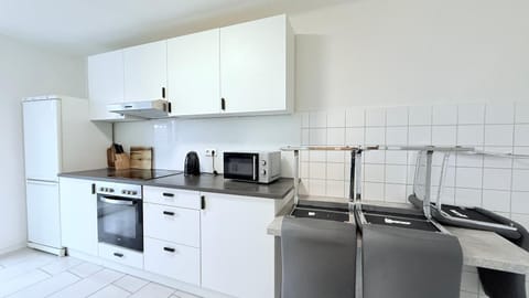 Coffee/tea facilities, Kitchen or kitchenette, oven, stove, toaster, washing machine