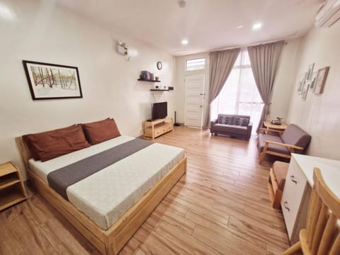TV and multimedia, Living room, Seating area, Bedroom
