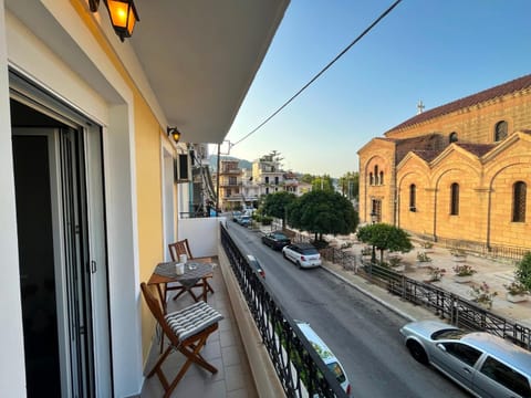 Day, Neighbourhood, City view, Street view, Location, Parking