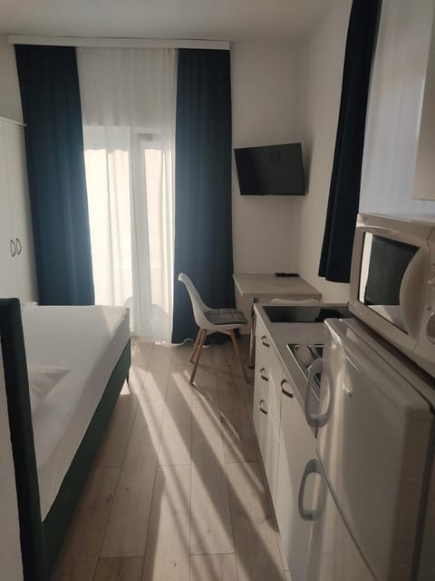 Kitchen or kitchenette, Bedroom