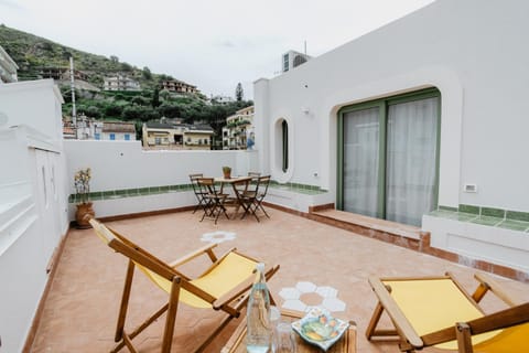 Property building, Natural landscape, Balcony/Terrace, Seating area, Dining area, Mountain view, sunbed
