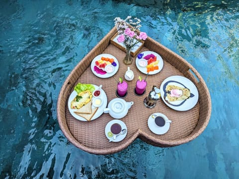 Swimming pool, Breakfast