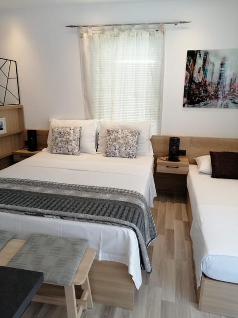 Bed, Photo of the whole room, Seating area