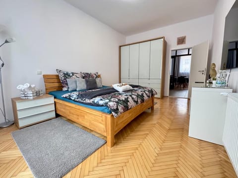 Bed, TV and multimedia, Photo of the whole room, Bedroom, towels, wardrobe