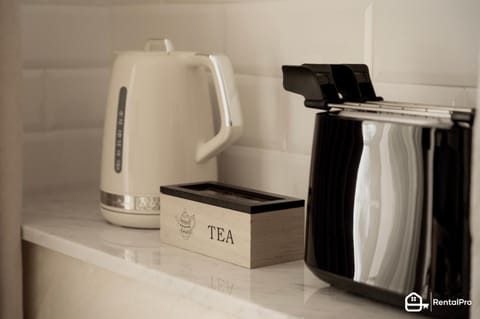 Coffee/tea facilities, toaster