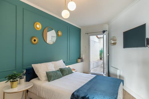 Bed, TV and multimedia, Photo of the whole room, Bedroom
