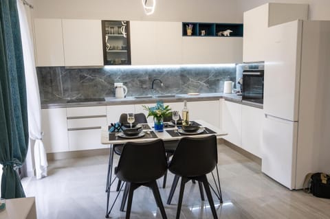 Kitchen or kitchenette, Dining area, pet friendly, stove