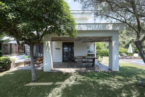 Property building, Patio, Balcony/Terrace, Dining area, Garden view