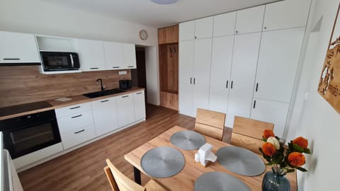 Kitchen or kitchenette, Dining area, dishwasher, minibar, pet friendly, stove