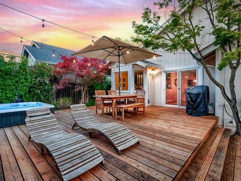 Patio, Spring, BBQ facilities, Garden, Hot Tub, Balcony/Terrace, Dining area, Garden view, Sunset, sunbed