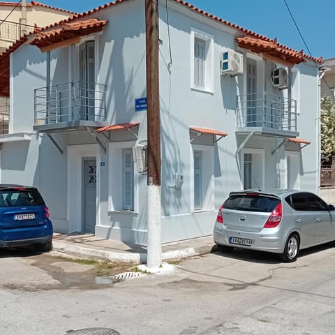 Property building, Day, Neighbourhood, Street view, Parking
