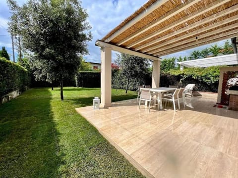 Villa Carli in centro a Forte dei Marmi Villa in Forte dei Marmi