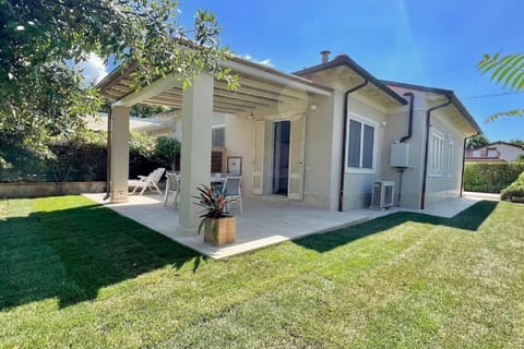 Villa Carli in centro a Forte dei Marmi Villa in Forte dei Marmi