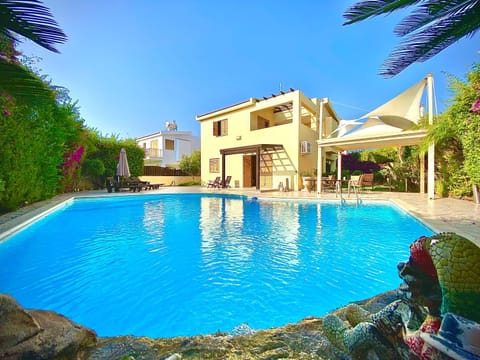 Property building, Day, Pool view, Swimming pool, Swimming pool, sunbed