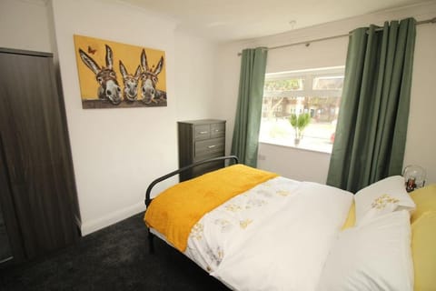 Exceptional 3 Bed, Great Location in Ashby Ideal for Travellers, Short Holiday Stays And Contractors House in Scunthorpe