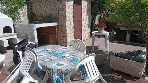 Patio, BBQ facilities