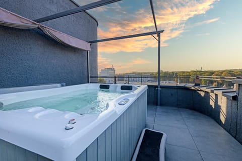 Property building, Patio, Day, Natural landscape, Hot Tub, View (from property/room), Balcony/Terrace, Balcony/Terrace, City view, Mountain view, Pool view, Swimming pool, Bath
