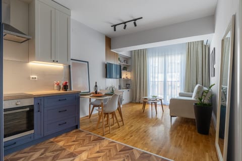 Living room, Seating area, Dining area, oven, kitchen