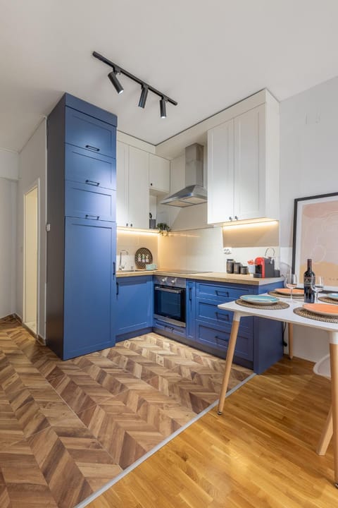 Kitchen or kitchenette, Dining area, oven