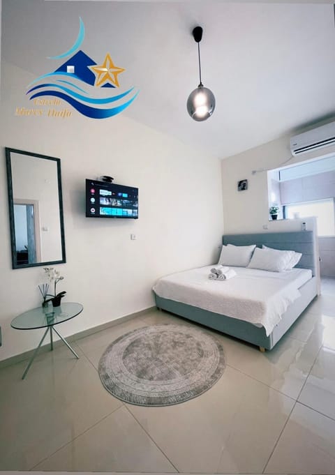 Bed, TV and multimedia, Photo of the whole room, Bedroom, towels