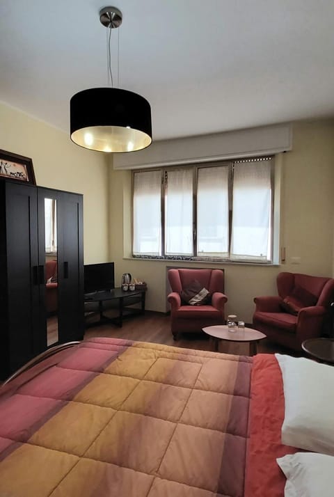 Bed, TV and multimedia, Living room, Photo of the whole room, Seating area, Bedroom, wardrobe