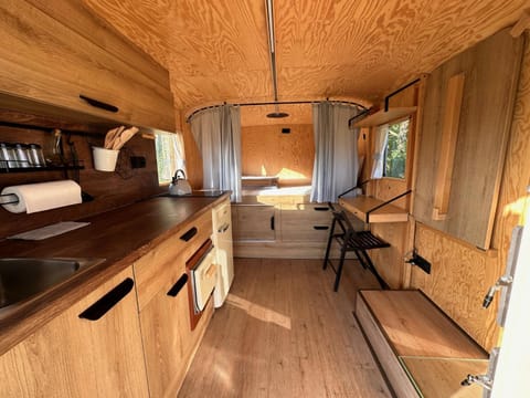 Kitchen or kitchenette, oven, pet friendly, stove