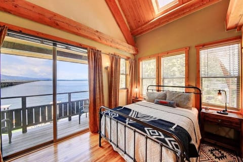 Lakefront property w/boat lift House in Sagle