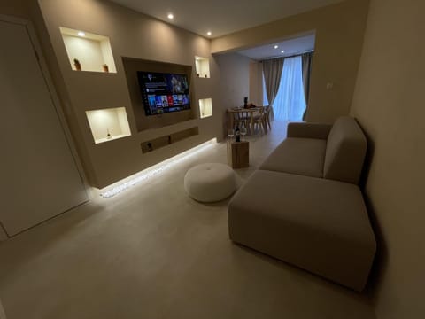 Communal lounge/ TV room, TV and multimedia, Living room, Seating area, Evening entertainment, locker