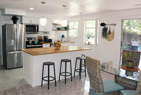 5 min from Weeki Wachee park- Fully Fenced 3 Bedroom House House in Spring Hill