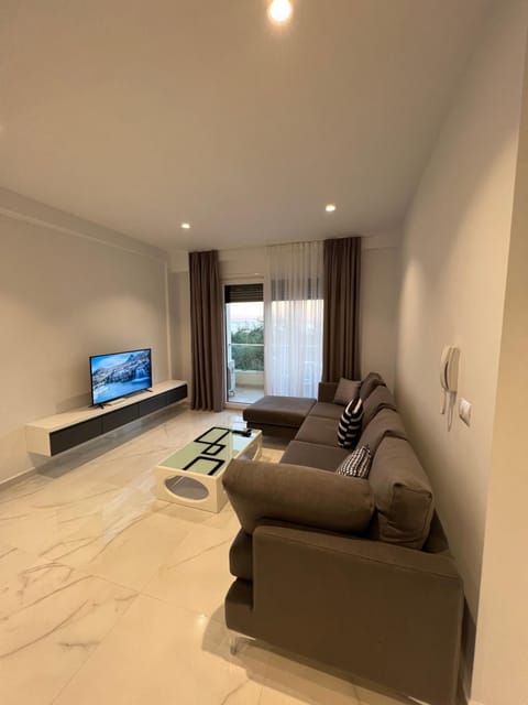 Communal lounge/ TV room, TV and multimedia, Living room, Seating area, Evening entertainment