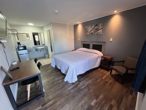 Bed, TV and multimedia, Living room, Photo of the whole room, Bedroom