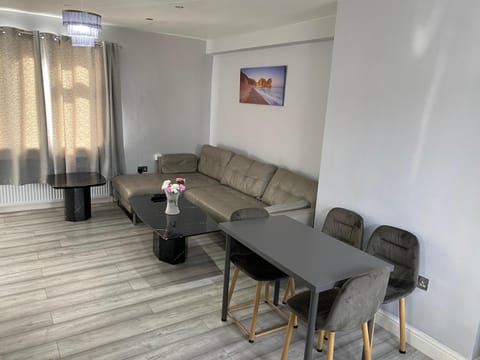 3 Bedroom House in Loughborough Apartment in Loughborough