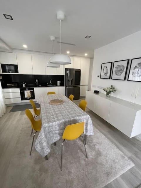 Kitchen or kitchenette, Dining area, oven, stove