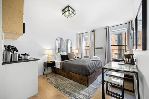 Bed, TV and multimedia, Kitchen or kitchenette, Seating area