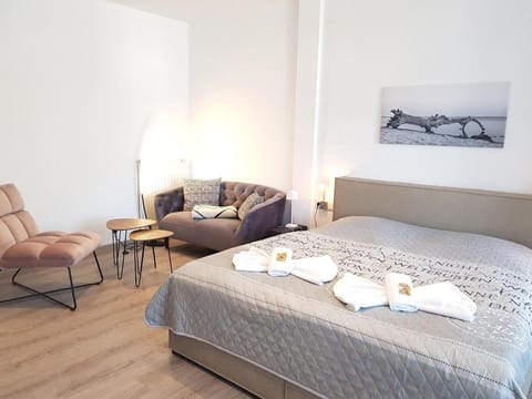 Photo of the whole room, Seating area