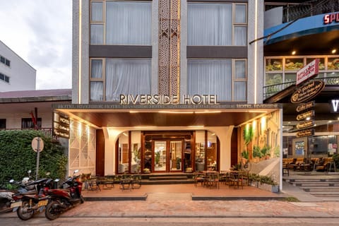Property building, Facade/entrance, Day, City view