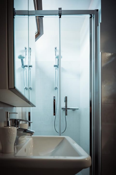 Shower, Bathroom, towels