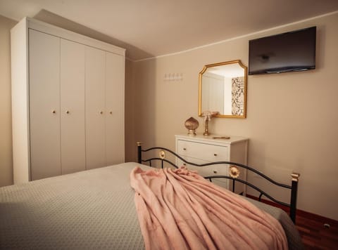 Bed, TV and multimedia, Photo of the whole room, Bedroom, hair dresser, wardrobe