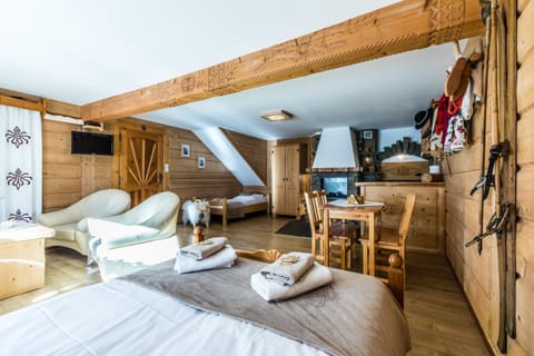Bed, TV and multimedia, Living room, Photo of the whole room, Decorative detail, Seating area, Evening entertainment, Bedroom, fireplace, towels, wardrobe