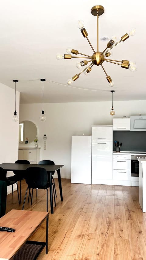 Kitchen or kitchenette, Dining area, minibar, oven, stove