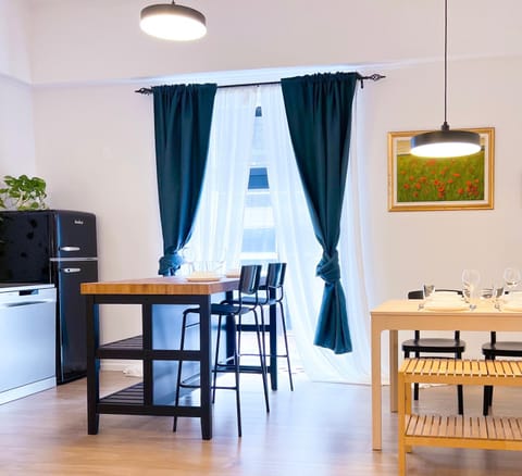 Kitchen or kitchenette, Dining area