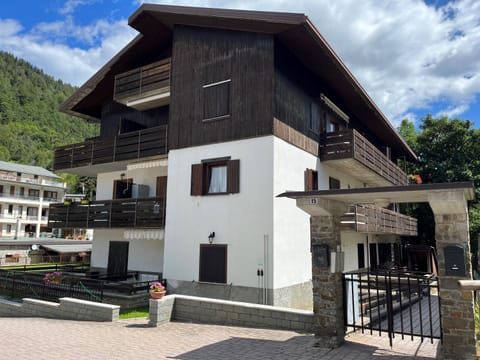 Property building, Location