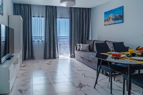 Communal lounge/ TV room, Communal lounge/ TV room, TV and multimedia, Living room, Seating area, Dining area
