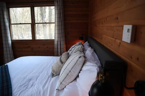 Luxe Lake Harmony Home, Game Room, Firepit, Deck Chalet in Hickory Run State Park