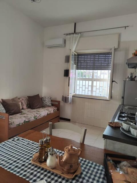 Bed, Kitchen or kitchenette, Living room, Food and drinks, Photo of the whole room, Dining area, Bedroom