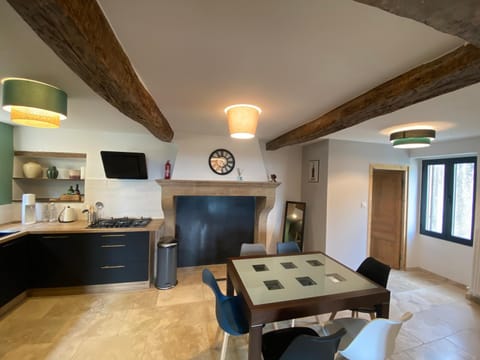 Kitchen or kitchenette, Dining area