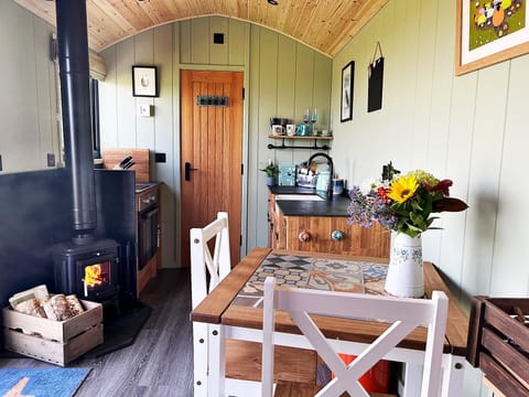 Luxury Shepherd Hut in the Peak District Chalet in Monyash